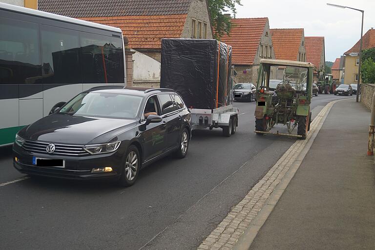 Zur Begrüßung des Ministers hatten die Einwohner von Prosselsheim ihre Durchfahrtstraße mit Traktoren udn Pks zugeparkt, es musste Slalom gefahren werden. Zur Begrüßung des Ministers hatten die Einwohner von Prosselsheim ihre Durchfahrtstraße mit Traktoren udn Pks zugeparkt, es musste Slalom gefahren werden.
