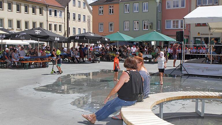 Beim Stadtfest 'Mellrichstädter Leckerbissen' wird der Marktplatz zum geselligen Treffpunkt. Beim Stadtfest 'Mellrichstädter Leckerbissen' wird der Marktplatz zum geselligen Treffpunkt.