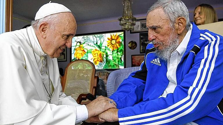 Pope Francis meets Fidel Castro in Havana       -  Händedruck: Papst Franziskus und Kubas Ex-Staatschef Fidel Castro.