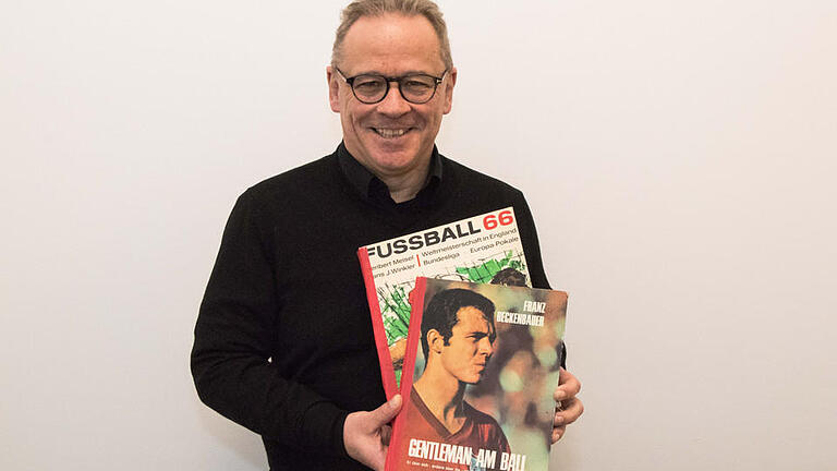 Peter Krones und seine WM-Bücher. Peter Krones und seine WM-Bücher.