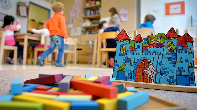 Betroffen von möglichen Beitragserhöhungen sind vor allem Familien in größeren Städten in Bayern. Betroffen von möglichen Beitragserhöhungen sind vor allem Familien in größeren Städten in Bayern.