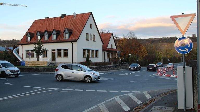 Vor etwa einem halben Jahr wurde in Winterhausen probeweise ein Mini-Kreisverkehr installiert. Er soll in erster Linie für mehr Sicherheit an der Kreuzung sorgen.