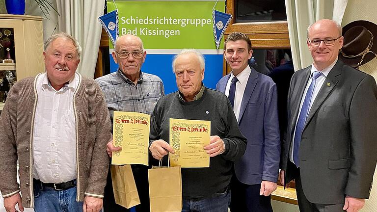 90 Jahre Erfahrung als Schiedsrichter haben Robert Hammer (links) und Hans Schneider.       -  90 Jahre Erfahrung als Schiedsrichter haben Robert Hammer (2. von links) und Hans Schneider (Bildmitte).