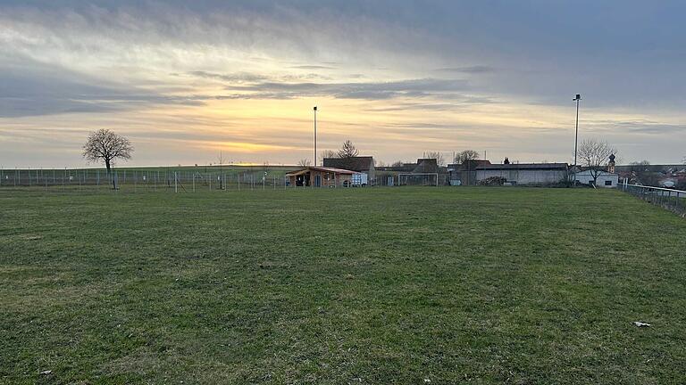 Links sind die bisherigen Stallungen für Alpacas in Neues am Berg zu sehen. Rechts könnten nun Dorfladen, Spielplatz und Stellplätze, auch für Wohnmobile, entstehen. Links sind die bisherigen Stallungen für Alpacas in Neues am Berg zu sehen. Rechts könnten nun Dorfladen, Spielplatz und Stellplätze, auch für Wohnmobile, entstehen.
