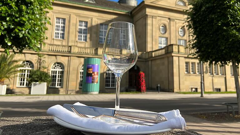 Gastronomie und Kissinger Sommer - Hungrige bekommen auch nach den Konzerten des Kissinger Sommers etwas zu essen. Gastronomie und Kissinger Sommer - Hungrige bekommen auch nach den Konzerten des Kissinger Sommers etwas zu essen.