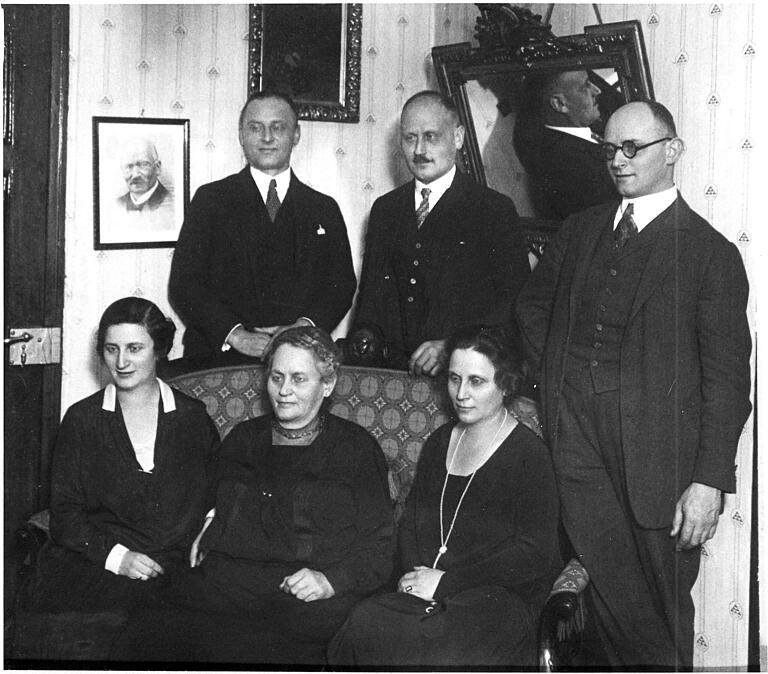Johannette Frank (Mitte) an ihrem 70. Geburtstag im November 1928 mit ihren fünf Kindern Irene (links) und Helene sowie (hinten von links) Ludwig, August und Oswald. An der Wand hinter dem Sofa: ein gerahmtes Foto von Johannettes Ehemann Otto Frank, der 1923 gestorben war. Johannette Frank (Mitte) an ihrem 70. Geburtstag im November 1928 mit ihren fünf Kindern Irene (links) und Helene sowie (hinten von links) Ludwig, August und Oswald. An der Wand hinter dem Sofa: ein gerahmtes Foto von Johannettes Ehemann Otto Frank, der 1923 gestorben war.