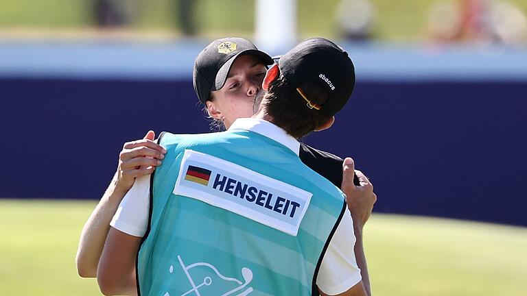 Paris 2024 - Golf       -  Esther Henseleit küsst ihren Freund und Caddie Reece Phillips.