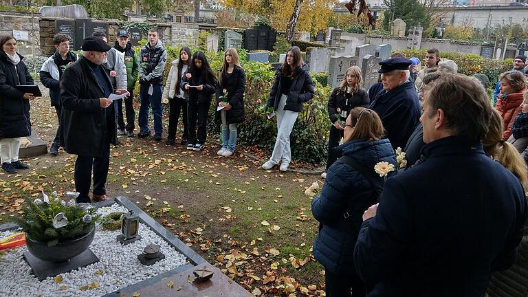 An Gustav Walles Grab auf dem Hauptfriedhof. An Gustav Walles Grab auf dem Hauptfriedhof.