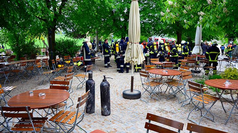 Brand in der Hallburg: Glutnester hielten Wehr in Atem       -  Einsatzbesprechung im Garten der Hallburg: 170 Einsätzkräfte waren bei dem Brand im Einsatz.