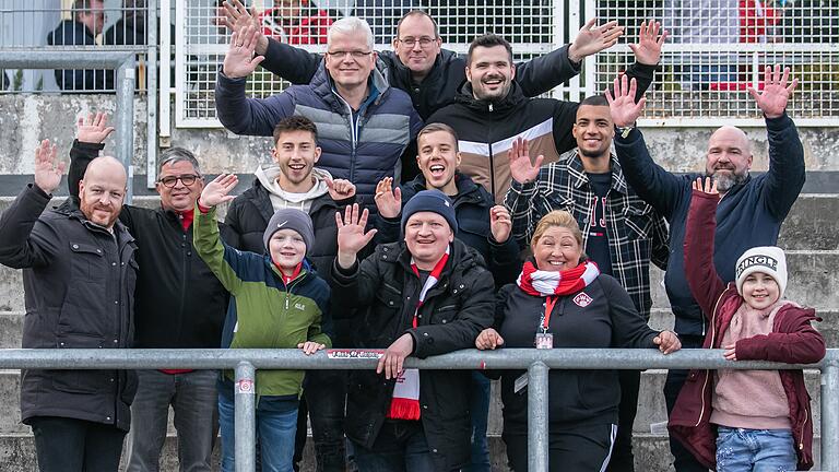 Gehörlose Fans der Würzburger Kickers mit aktiven Spielern im Stadion am Dallenberg. Obere Reihe: Alexander Hopf, Michael Schönberger und Ringo Eggert. Mittlere Reihe: Daniel Brückner, Bernd Schörk, Dominik Meisel (Spieler), Niklas Zulciak (Spieler), Yassin Ibrahim (Spieler), Tomi Saupe. Untere Reihe: Elias Thomas, Jörg Thomas, Tanja Bartsch und Alesja Saupe.