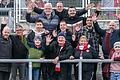 Gehörlose Fans der Würzburger Kickers mit aktiven Spielern im Stadion am Dallenberg. Obere Reihe: Alexander Hopf, Michael Schönberger und Ringo Eggert. Mittlere Reihe: Daniel Brückner, Bernd Schörk, Dominik Meisel (Spieler), Niklas Zulciak (Spieler), Yassin Ibrahim (Spieler), Tomi Saupe. Untere Reihe: Elias Thomas, Jörg Thomas, Tanja Bartsch und Alesja Saupe.