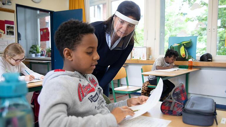 Nach wochenlanger Zwangspause dürfen seit Montag in Bayern wieder alle Jahrgangsstufen wochenweise unterrichtet werden.