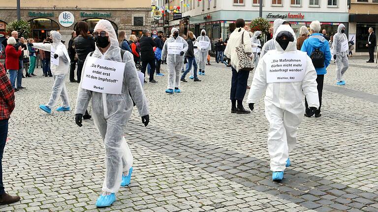 Kritik am Handeln der Regierung während der Corona-Pandemie gab es bei der Kundgebung der Initiative 'Eltern stehen auf' auf dem Schweinfurter Marktplatz.