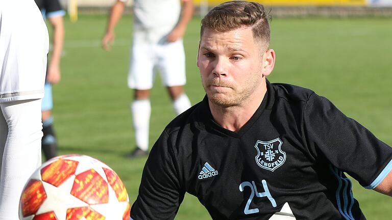 Kevin Weidner hat den Ball fest im Blick. Seit drei Jahren spielt der 26-Jährige für den TSV Lengfeld, zuvor war er in der Fußball-Landesliga Nordwest auch für den ASV Rimpar aktiv. Zur neuen Saison wechselt er zum TSV Kleinrinderfeld.