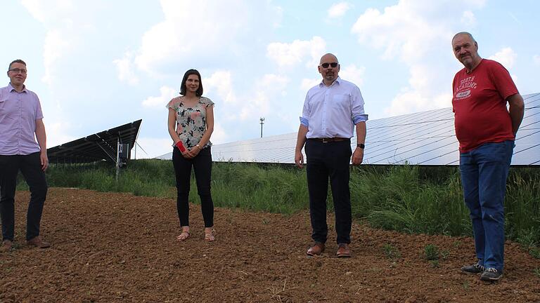 Auf einer drei Hektar großen Ackerfläche ist in Reichenberg-Albertshausen eine neue Photovoltaikanlage entstanden. Im Bild (von links): Thomas Jungkunz, Johanna Dürr, Stefan Hemmerich und Roland Zinn. Auf einer drei Hektar großen Ackerfläche ist in Reichenberg-Albertshausen eine neue Photovoltaikanlage entstanden. Im Bild (von links): Thomas Jungkunz, Johanna Dürr, Stefan Hemmerich und Roland Zinn.