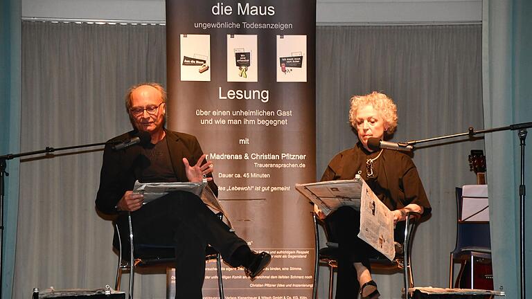 Rundfunkjournalist Christian Pfitzner und Trauerrednerin Dagmar Madrenas nahmen sich am Welthospiztag im Sälzer Gemeindezentrum außergewöhnliche und oft doppeldeutige Traueranzeigen aus Tageszeitungen an.