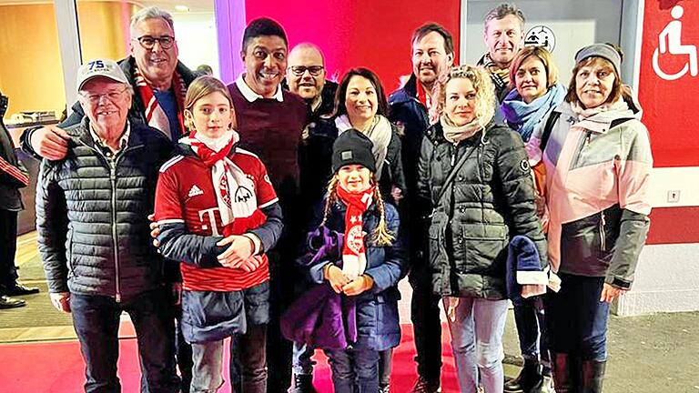 Bruno Rath aus Rieden und die brasilianische Fußball-Legende Giovane Elber (2. und 4. von links) mit den unterfränkischen Gewinnern in der Münchner Allianz Arena zum Bundesliga-Spiel Bayern München gegen den FC Augsburg.