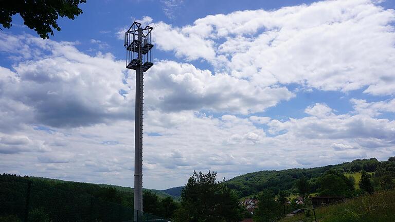 Der Mobilfunkmast in Schmalwasser ist aufgestellt. Bis er in Betrieb genommen wird, dauert es voraussichtlich noch bis September.       -  Der Mobilfunkmast in Schmalwasser ist aufgestellt. Bis er in Betrieb genommen wird, dauert es voraussichtlich noch bis September.