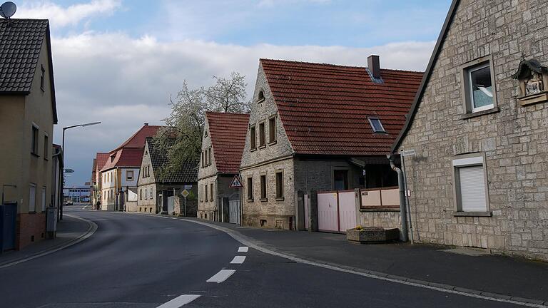 Auf der Würzburger Straße schlängelt sich der Verkehr durch das kurvenreiche Prosselsheim. Die Verlegung der Staatsstraße und damit eine Ortsumgehung soll die Bürgerinnen und Bürger entlasten. Jetzt kann die Öffentlichkeit die Planunterlagen einsehen und dazu Stellung nehmen.