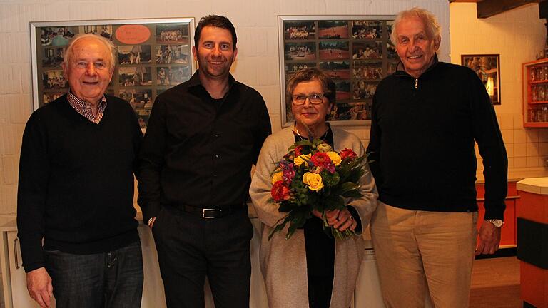 Marita Felkel, die 15 Jahre lang beim TC Rot-Weiß Mellrichstadt als Schatzmeisterin wirkte, wurde mit einem bunten Blumenstrauß vom Ehrenvorsitzenden Elmar Hiltrop, dem TC-Vorsitzenden Enrico Troche (von links) und Stellvertreter Roger Rubner verabschiedet.