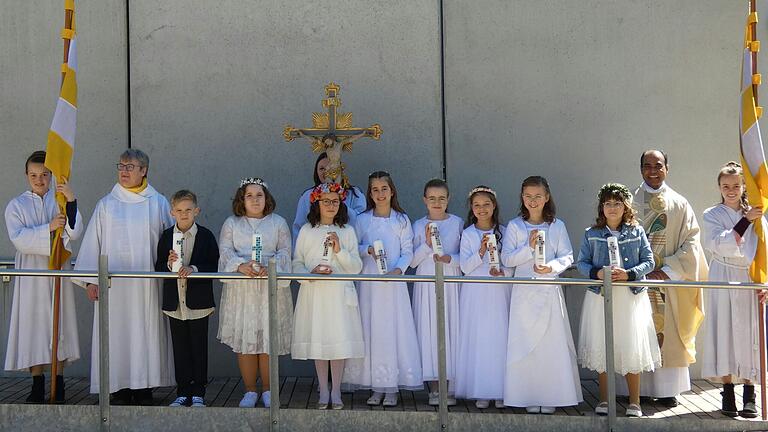 Kommunionkinder aus Großbardorf und Großeibstadt mit Pater Jose, Pastoralreferentin Barbara Polzer und den Ministranten. Kommunionkinder aus Großbardorf und Großeibstadt mit Pater Jose, Pastoralreferentin Barbara Polzer und den Ministranten.