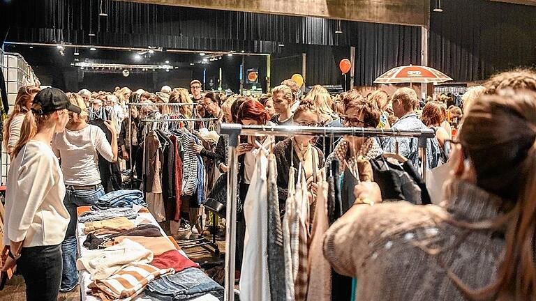 Taugt auch als Markthalle: Für den Fashion Flohmarkt werden die Kleider sauber aufgehängt.