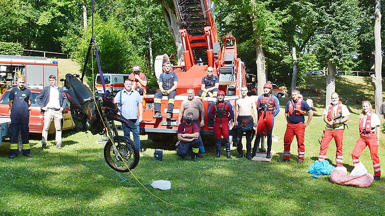 Nach der Bergung des Motorrads folgte das Gruppenbild der Einsatzkräfte von Feuerwehr Mellrichstadt und BRK Wasserwacht Rhön-Grabfeld Nach der Bergung des Motorrads folgte das Gruppenbild der Einsatzkräfte von Feuerwehr Mellrichstadt und BRK Wasserwacht Rhön-Grabfeld