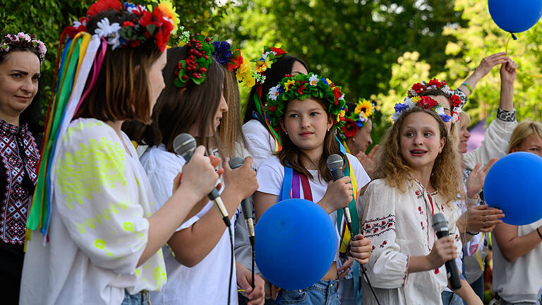 Daniel Peter       -  Geflüchtete aus der Ukraine singen am Sonntag nachmittag (15.05.22) auf einer Bühne an der Umweltstation in Würzburg. Im Rahmen des Europatages hatte der Verein &quot;Mrija&quot; ein Unterhaltungsprogram mit Menschen aus der Ukraine organisiert.