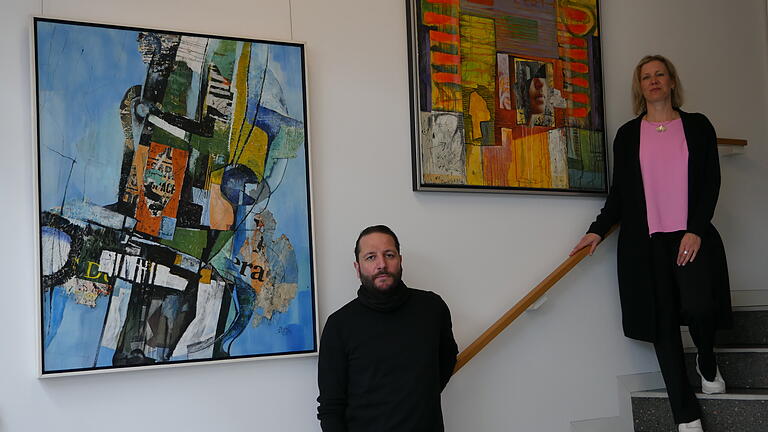 Mirja Schaller (rechts) und Kulturamtsleiter Thomas Funck im Foyer der Stadthalle vor Gemälden des Lohrer Künstlers Roland Schaller.