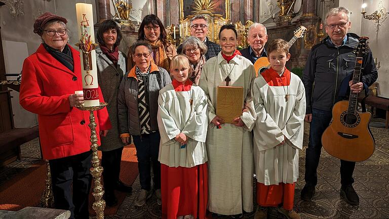 Auf dem Foto (vordere Reihe): Kommunionhelferin und Kirchenschmuck Maria Hochrein, Kommunionhelferin und Mesnerin Beate Kunzmann, Mesnerin Maria Heinisch, Ministrantin Florentine Kohl, Gottesdienstbeauftragte Annette Fröhlich, Ministrant Janne Lutz, Lektor und Gitarrist Andreas Hossmann. Hintere Reihe: Ministrantenarbeit Susanne Heim, Lektorin Isolde Traub, Lektor Wolfgang Geppert, Chorleiter und Gitarrist Paul Werner.