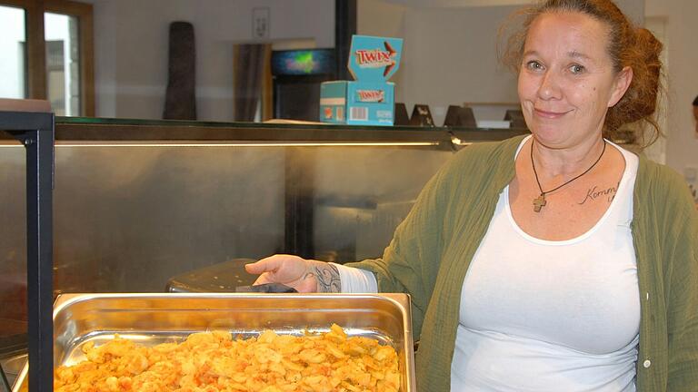 Nicole Berndt hat fürs Mittagessen eine Kartoffelpfanne in Arbeit.