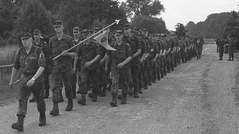 Im Herbst 1997 gibt es wieder den Steigerwaldmarsch des Volkacher Pionierbataillons. Nachdem die Soldaten bei Volkach mit Schlauchbooten über den Main gesetzt waren, zogen sie mit Gesang durch die Brückenstraße und von dort in die Kaserne.&nbsp;