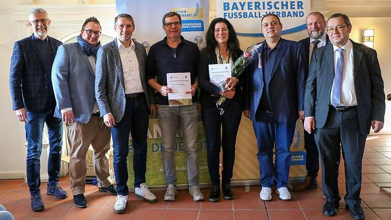 Auf dem Bild (von links) Bürgermeister Rimpar Bernhard Weidner, Verbandsehrenamtsbeauftragter Andreas Vogler, BFV Vizepräsident Jürgen Pfau, Peter de Candido ,Silke de Candido, BFV Kreisvorsitzender Marco Göbet, Landrat Thomas Eberth und Kreisehrenamtsbeauftragter Helmut Wittiger. Auf dem Bild (von links) Bürgermeister Rimpar Bernhard Weidner, Verbandsehrenamtsbeauftragter Andreas Vogler, BFV Vizepräsident Jürgen Pfau, Peter de Candido ,Silke de Candido, BFV Kreisvorsitzender Marco Göbet, Landrat Thomas Eberth und Kreisehrenamtsbeauftragter Helmut Wittiger.