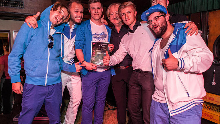 Die Band 'Shady Glamour' aus Uffenheim wurde in der Diskothek 'Das Boot' zur mainDing-Band des Jahres 2012 gewählt. Auf dem Bild zu sehen sind die Musiker gemeinsam mit dem Sponsor des Wettbewerbs, dem Geschäftsführer des Musikhauses Thomann, Rudi Röder und dessen Sohn Max sowie Roland Schmitt-Raiser von der Mediengruppe Main-Post. Die Band 'Shady Glamour' aus Uffenheim wurde in der Diskothek 'Das Boot' zur mainDing-Band des Jahres 2012 gewählt. Auf dem Bild zu sehen sind die Musiker gemeinsam mit dem Sponsor des Wettbewerbs, dem Geschäftsführer des Musikhauses Thomann, Rudi Röder und dessen Sohn Max sowie Roland Schmitt-Raiser von der Mediengruppe Main-Post.