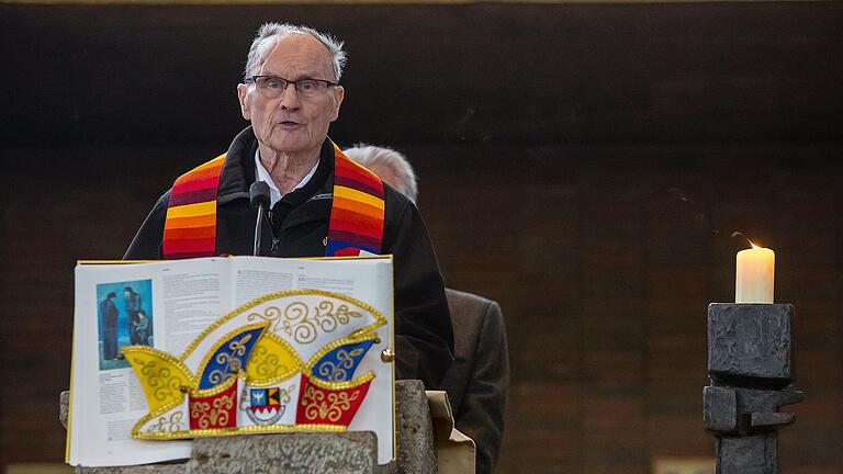 Nach zweijähriger krankheitsbedingter Zwangspause hat der Schweinfurter Pfarrer Roland Breitenbach seine Büttenpredigt am Faschingssonntag wieder selbst vorgetragen. In der vollen St.-Michael-Kirche bekamen besonders die Bischöfe ihre Fett weg. Foto: Josef Lamber