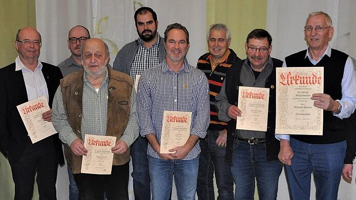 Willibald Dümler (2.von rechts) ist neues Ehrenmitglied der Stadtkapelle Zeil. Für 25 Jahre Vereinszugehörigkeit wurden Michael Brand (4. von rechts), Johannes Leisentritt (5. von links) und Christoph Winkler (2. von links) geehrt. Für 40 Jahre wurden Jürgen Fritscher (3. von links), Franz-Josef Göller (3. von rechts), Tino Hirt (5. von rechts) und Wolfgang Peconik (4. von links) geehrt. Vorsitzender Norbert Strätz (links) und stellvertretender Vorsitzender Dietmar Herrnleben (rechts) freuten sich mit ihnen.