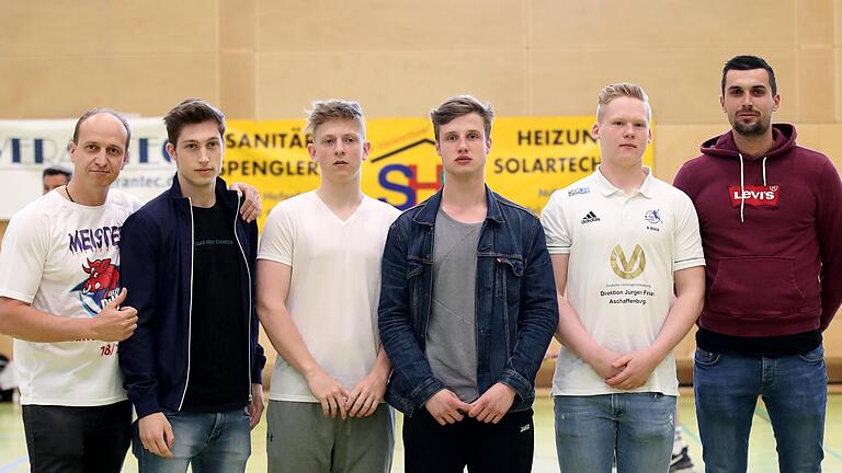 Nach der Landesliga-Meisterschaft im Mai 2019 präsentierte Abteilungsleiter Alexander Seelig (links) stolz die Neuzugänge: Julian Henning, Lukas Kübrich, Lars Behnke, Niklas Glöck und Ivan Skaramuca. Allerdings kamen am Ende gar nicht alle der Vorgestellten zu den selbst ernannte Hätzfelder Bullen.