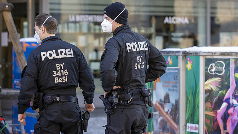 Im Fokus der polizeilichen Kontrollen standen am Wochenende insbesondere die Überwachung der Kontaktbeschränkungen, die Kontrolle der Ausgangssperre ab 21 Uhr, die Maskenpflicht im ÖPNV und auf öffentlichen Plätzen, sowie die Beachtung des Alkoholverbotes an den von den Kommunen festgelegten Örtlichkeiten im öffentlichen Raum.