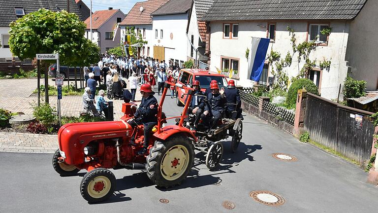 Mit einem viertägigen Fest feierten die Mitglieder der Freiwilligen Feuerwehr Holzkirchhausen ihren 140. (141.) Geburtstag. Gleichzeitig feierten die Holzkirchhäusemer auch das Ende der Sanierung der Welsbach Halle. Höhepunkt war der Festzug mit der vollfunktionsfähigen historischen Pumpspritze aus dem Jahr 1897.