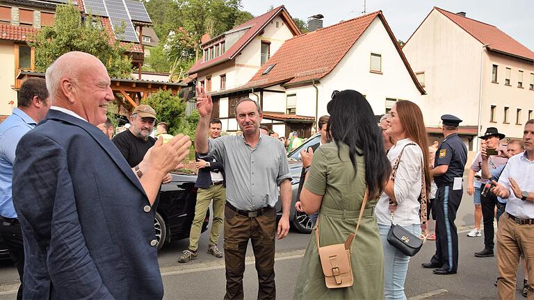 Den Spessart besuchte der stellvertretende bayerische Ministerpräsident Hubert Aiwanger am Samstag. Hier ist er bei seinem Eintreffen in Rechtenbach zu sehen.