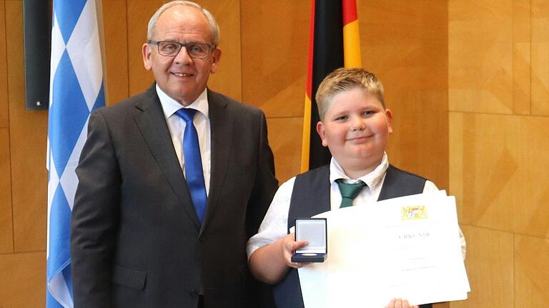 Unterfrankens Regierungspräsident Eugen Ehmann überreicht die Medaille 'Patrona Bavariae' an Florian Sieler aus Garstadt.&nbsp;