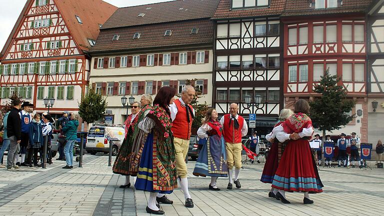 Die Volkstanzgruppe Tauberbischofsheim glänzte in ihrer Ochsenfurter Gau Tracht.