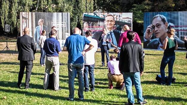 Wahlplakate Michael Müller       -  Berlins Regierender Bürgermeister und SPD-Spitzenkandidat für die Abgeordnetenhauswahl, Michael Müller (Mitte), bei der Vorstellung seiner Wahlplakate. Müller gilt als fleißig und seriös, aber auch als blass und bieder.