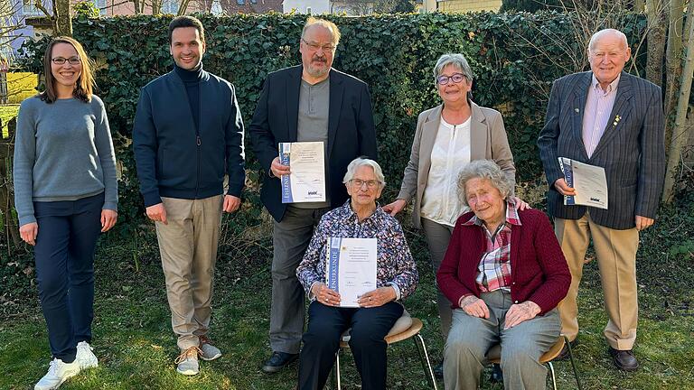 Glückwünsche der VdK-Führung und der Gemeinde für besonders langjährige Verbandstreue: (von links) Kreisvorsitzende Martina Walter-Bagley, Bürgermeister Manuel Kneuer, Klaus Seubert, Adelheid Stadlmann, Andrea Hering, Anita Geyer und Ernst Pinzka.