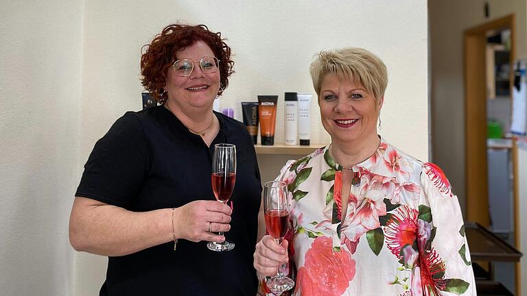 Mitarbeiterin Anja Kram und Inhaberin Doris Weber-Lorey stoßen gemeinsam auf das Jubiläum an. Mitarbeiterin Anja Kram und Inhaberin Doris Weber-Lorey stoßen gemeinsam auf das Jubiläum an.