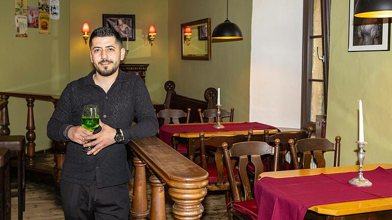 Alexis Spyridopoulos ist der neue Gastwirt im Distelhäuser am Markt in Gerolzhofen. Er will mit einem neuen gastronomischen Konzept bei den Gästen punkten. Alexis Spyridopoulos ist der neue Gastwirt im Distelhäuser am Markt in Gerolzhofen. Er will mit einem neuen gastronomischen Konzept bei den Gästen punkten.