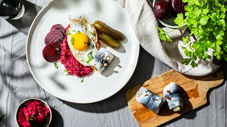 Das norddeutsche Gericht Labskaus       -  Labskaus: Das traditionelle Seemannsgericht aus Kartoffeln, Corned Beef, Roter Bete und Fisch, wird durch Rollmöpse, Gurken und Spiegelei ergänzt, zum Geschmackserlebnis.