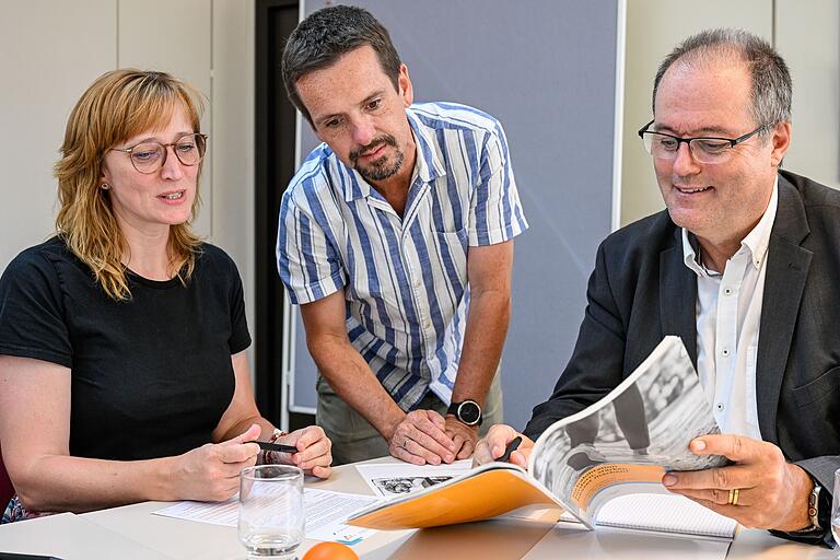 Das Projekt 'ZeitRaum' unterstützt Berufstätige mit psychischen Erkrankungen: im Bild Katrin Dietz und Thorsten Krüger vom Beratungsteam und Initiator Dr. Harald Berger von der Rentenversicherung Nordbayern.