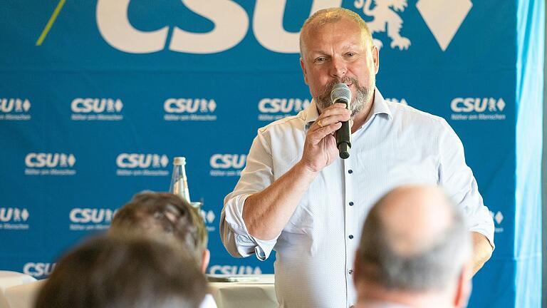 CSU-Kreisvorsitzender und Landrat Thomas Eberth hat alle CSU-Delegierten im Landkreis Würzburg in einem Werbebrief dazu aufgefordert, die Bewerbung von Marc Zenner um die CSU-Direktkandidatur 'einig und geschlossen' zu unterstützen. Das kommt bei einigen Delegierten in Stadt und Landkreis nicht gut an.&nbsp;&nbsp;