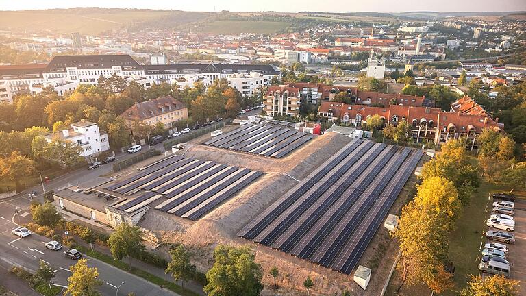 Die neue PV-Anlage auf dem Hochbehälter am Galgenberg im Würzburger Frauenland. Ist in Betrieb genommen. Kritik kommt von Nachbarn.